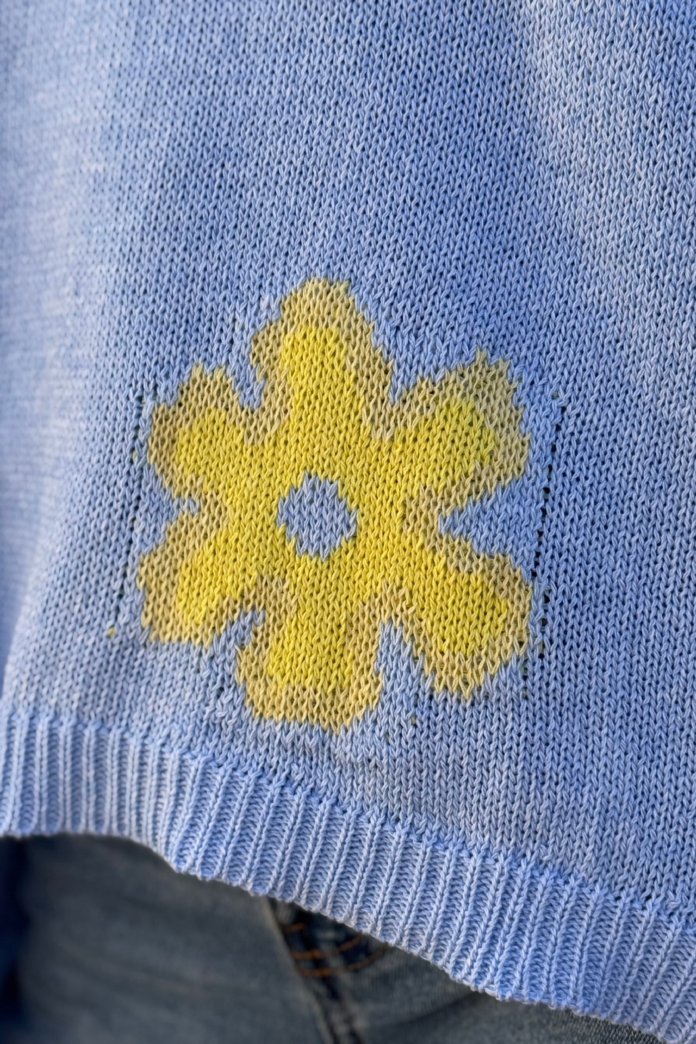 Pull en maille coton bleu ciel motif fleurs marguerites degradées jaune