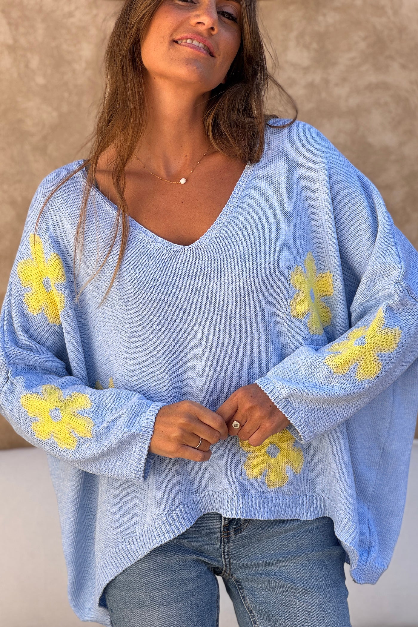 Pull en maille coton bleu ciel motif fleurs marguerites degradées jaune