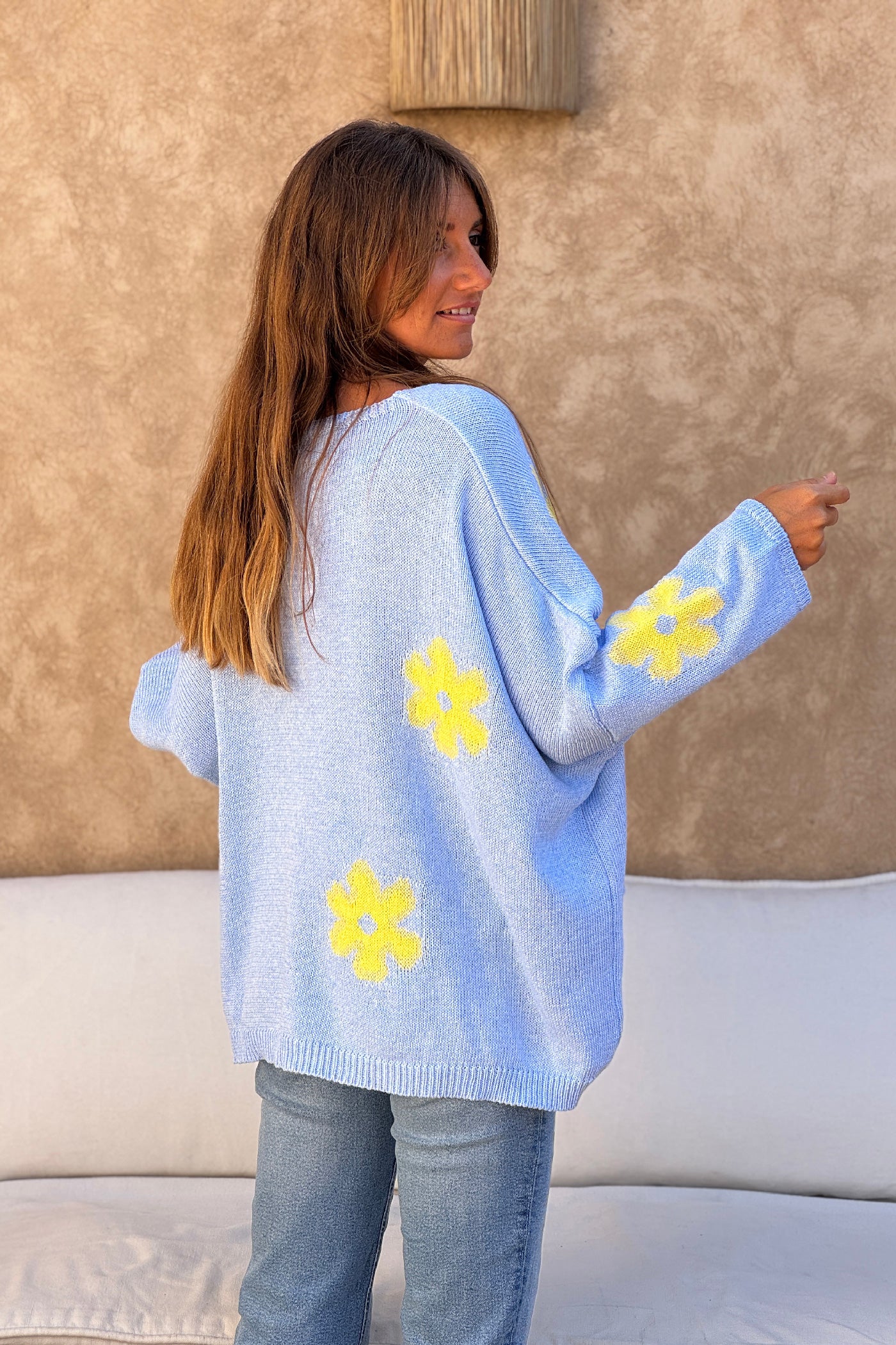 Pull en maille coton bleu ciel motif fleurs marguerites degradées jaune