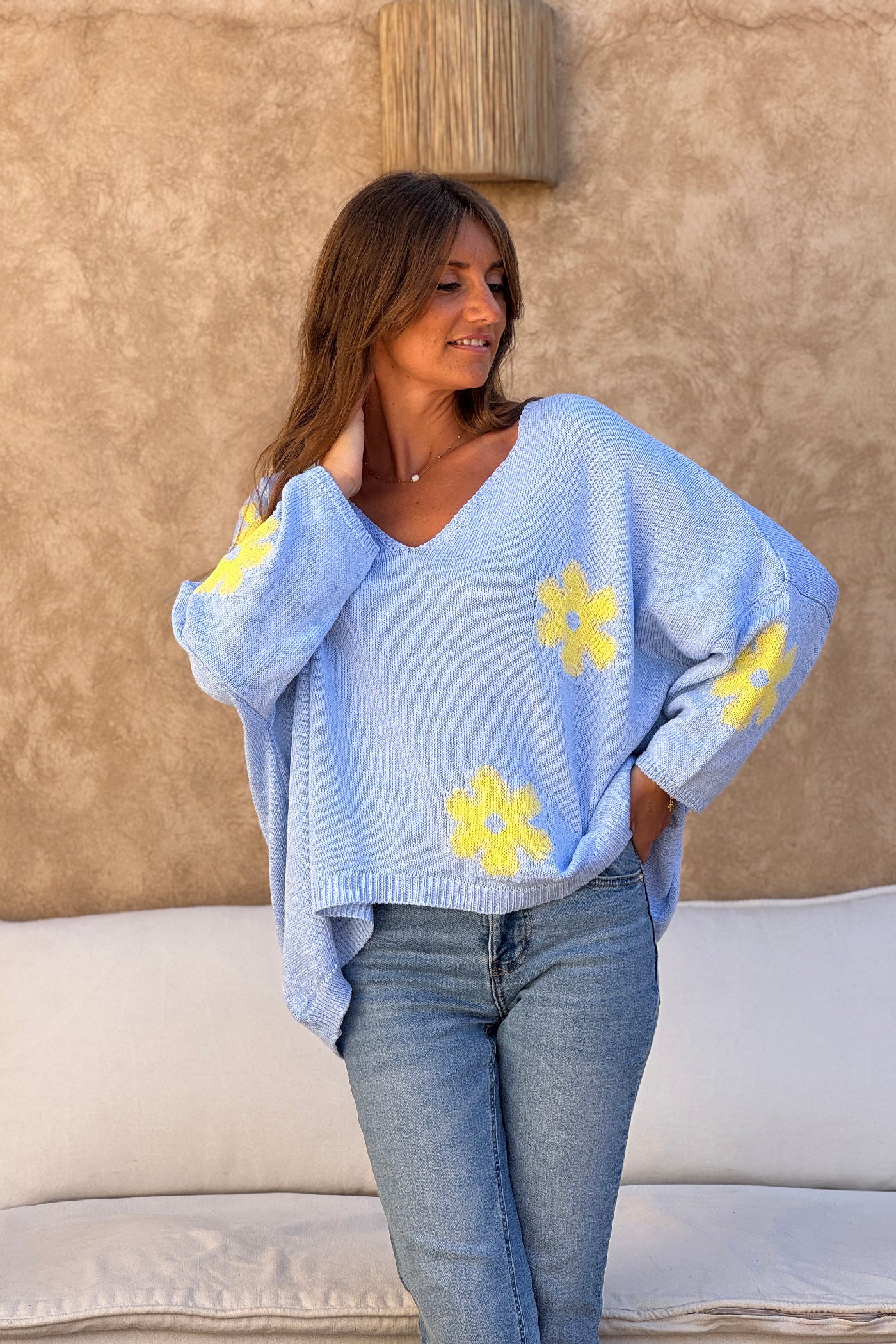 Pull en maille coton bleu ciel motif fleurs marguerites degradées jaune