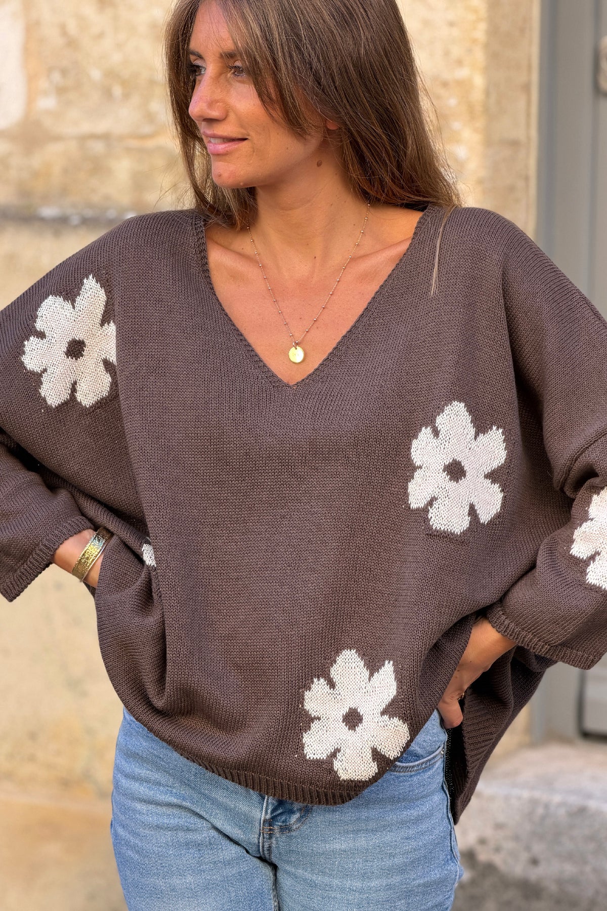Pull en maille coton marron motif fleurs marguerites dégradées beige