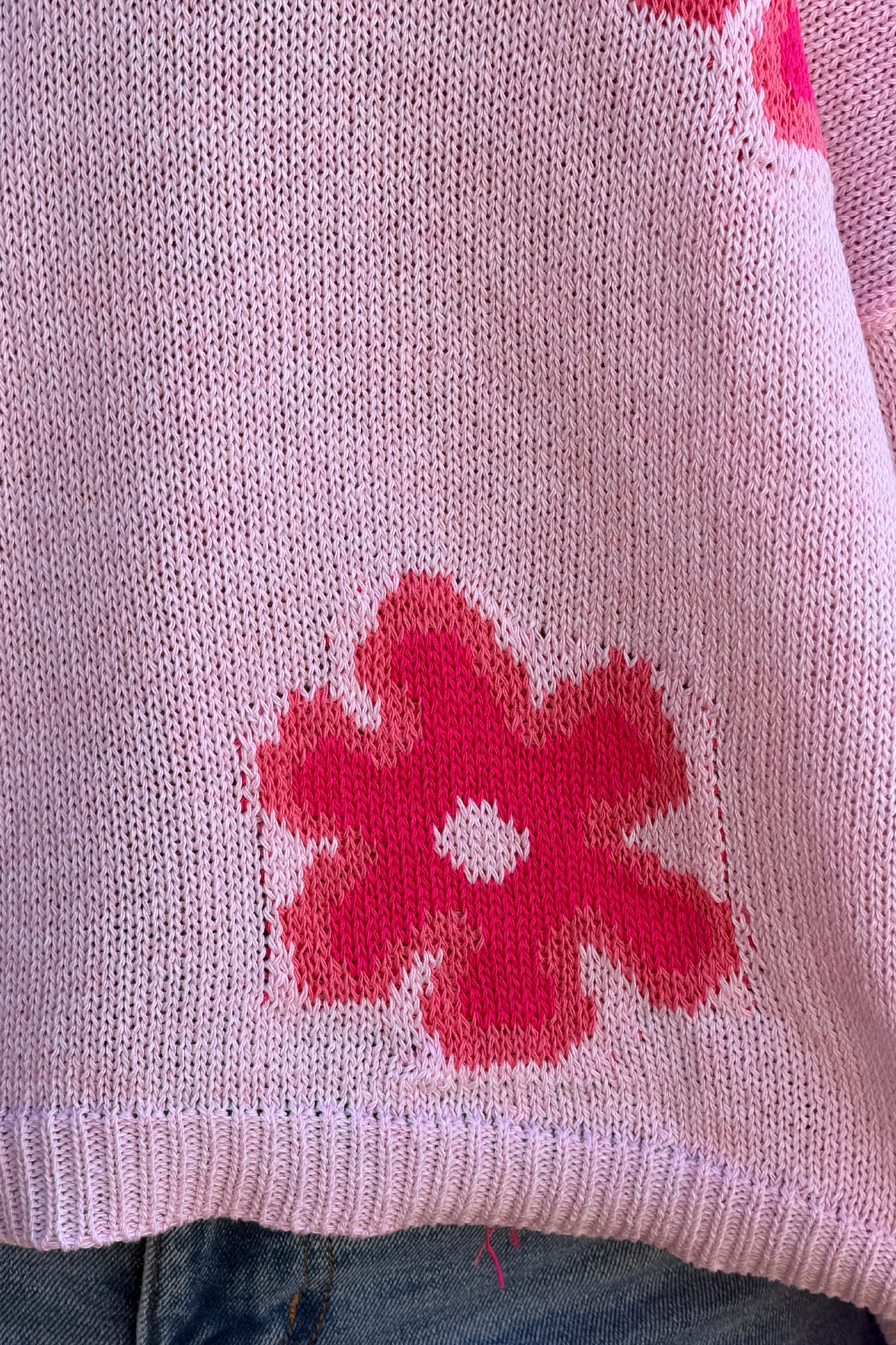 Pull en maille coton rose motif fleurs marguerites dégradées fuchsia