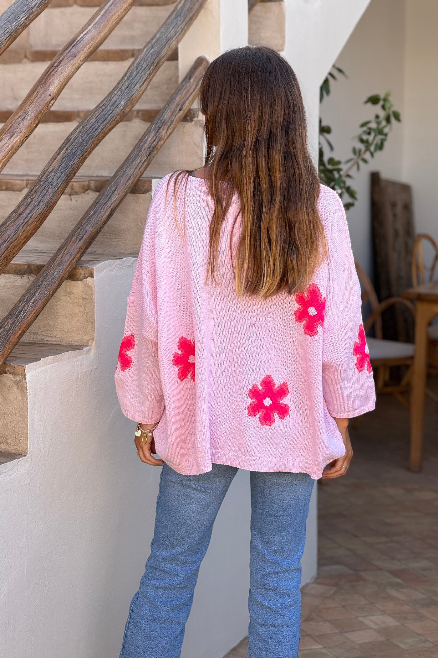 Pull en maille coton rose motif fleurs marguerites dégradées fuchsia