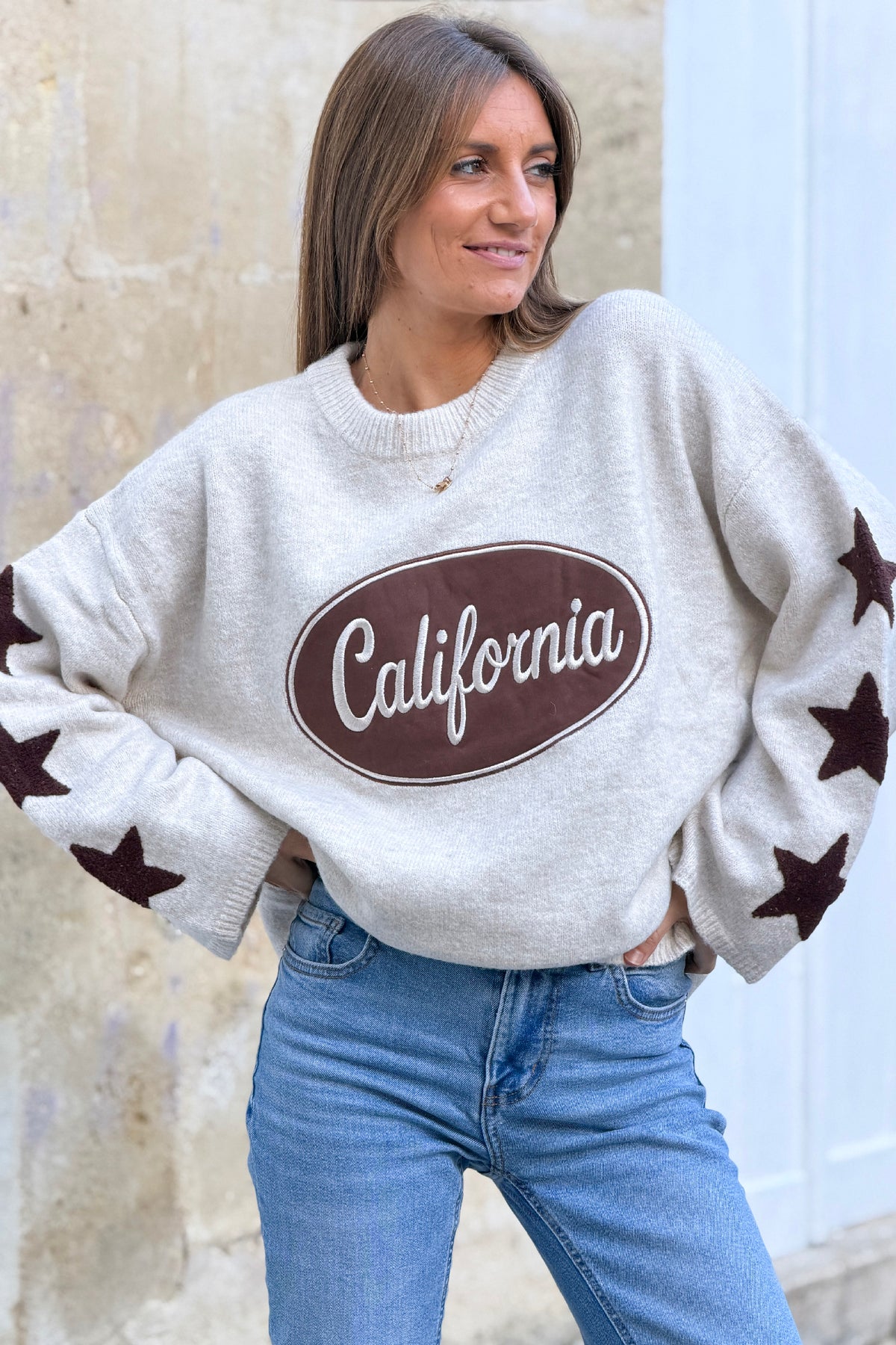 Pull en maille moelleuse beige logo marron California et broderie étoile aux manches