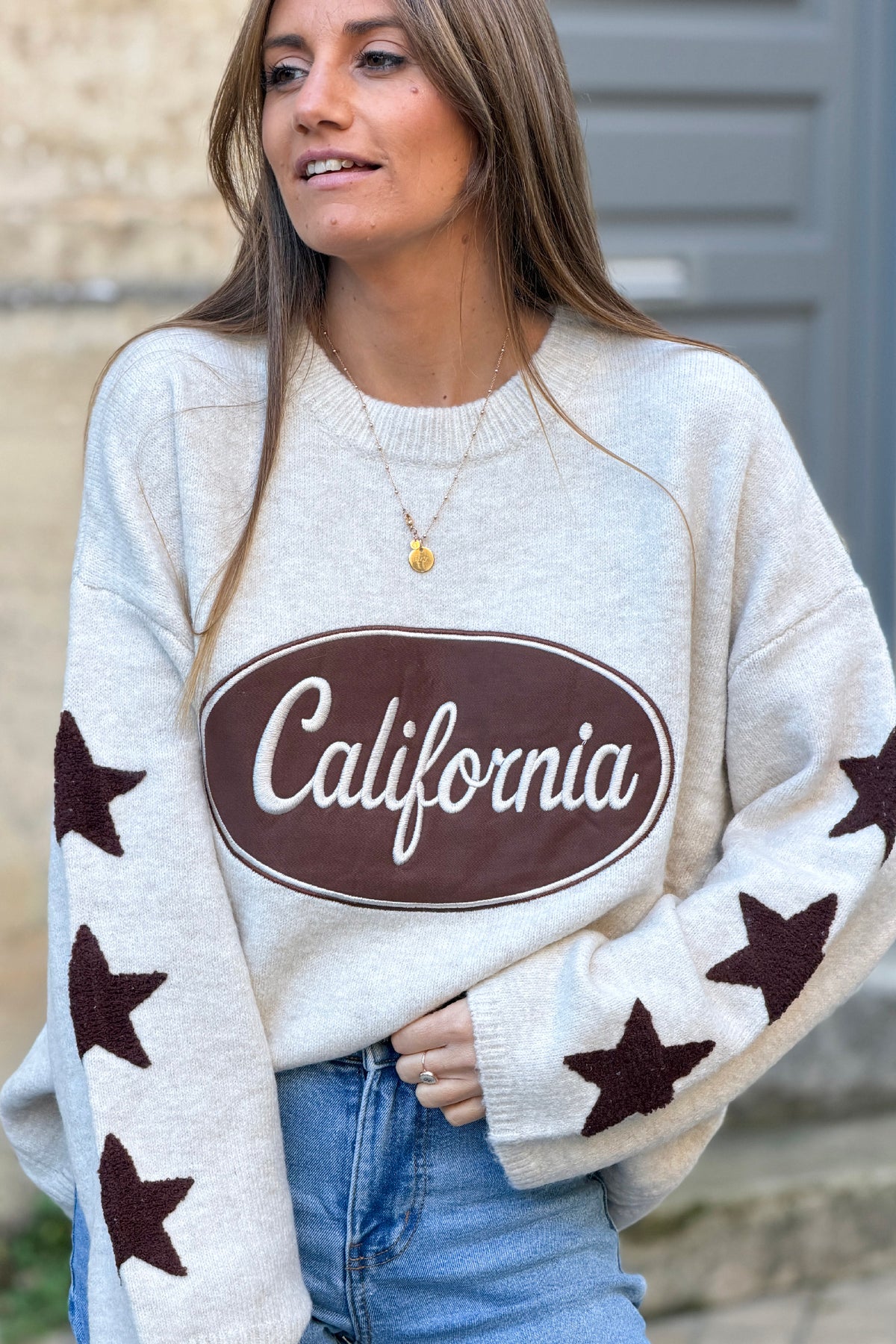 Pull en maille moelleuse beige logo marron California et broderie étoile aux manches