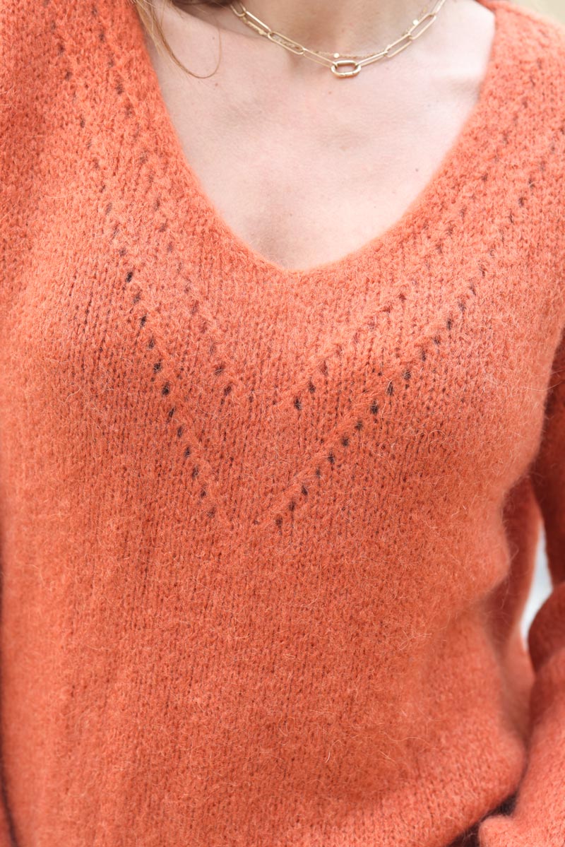 Pull en maille terracotta col v ajoure g349 (1)