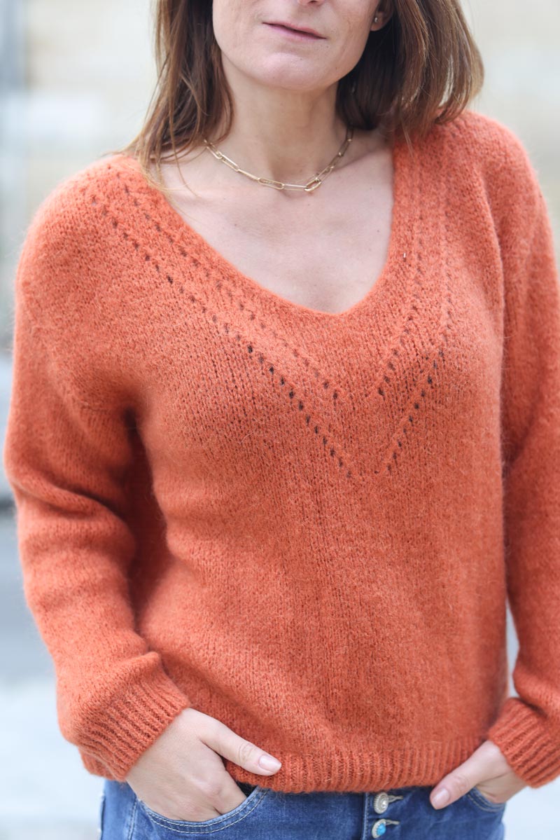Pull en maille terracotta col v ajouré