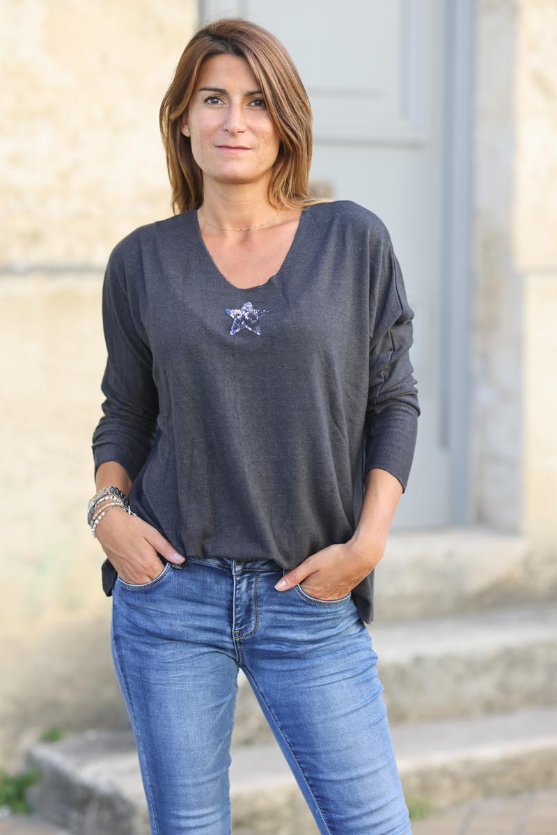 Pull gris anthracite col v petite étoile sequins c176 (1)