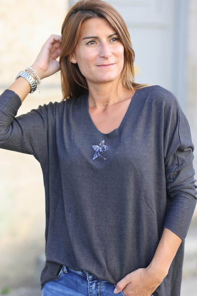 Pull gris anthracite col v petite étoile sequins c176 (1)