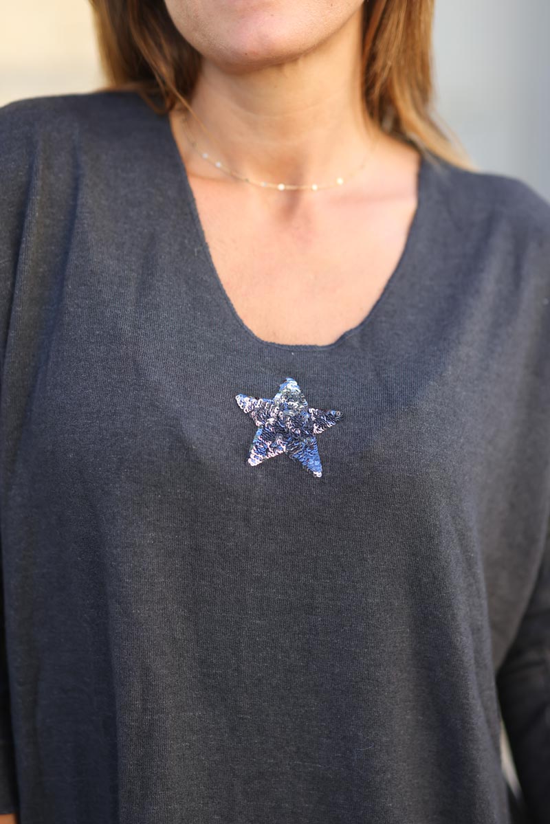 Pull gris anthracite col v petite étoile sequins c176 (1)