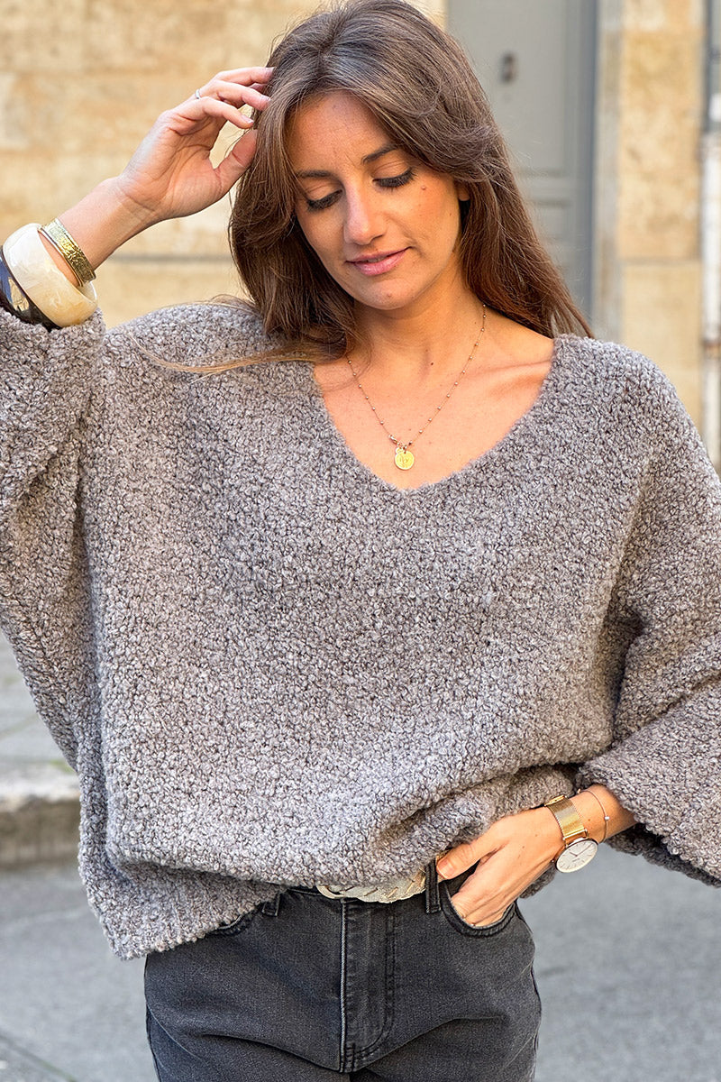 Suéter grueso de bouclé de alpaca color gris topo con mangas murciélago y cuello en V