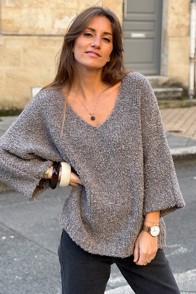 Suéter grueso de bouclé de alpaca color gris topo con mangas murciélago y cuello en V