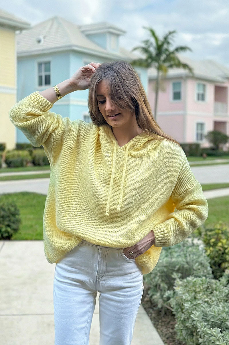 Pull jaune pastel en maille mohair à capuche avec cordons