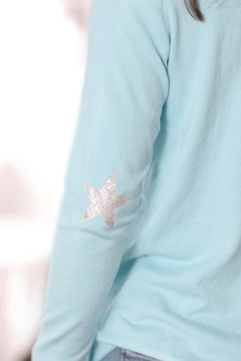 Pull jersey couleur uni bleu ciel tout doux étoile argentée aux coudes E316