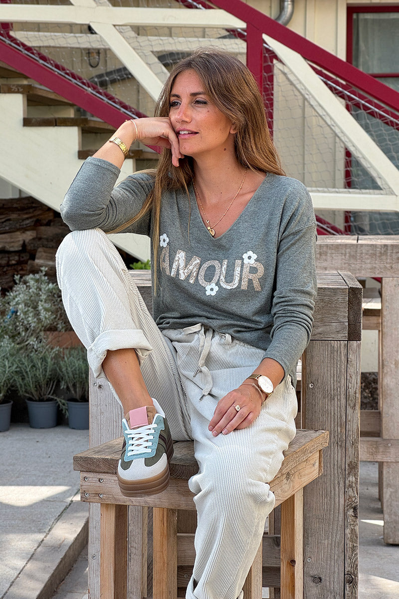 Pull kaki en jersey doux Amour en paillettes dorées et fleurs bouclettes