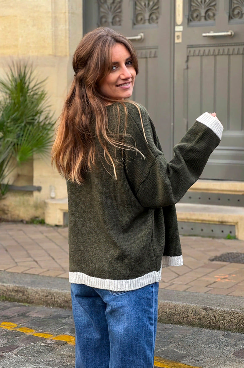 Pull kaki en maille détail liseré écru col v