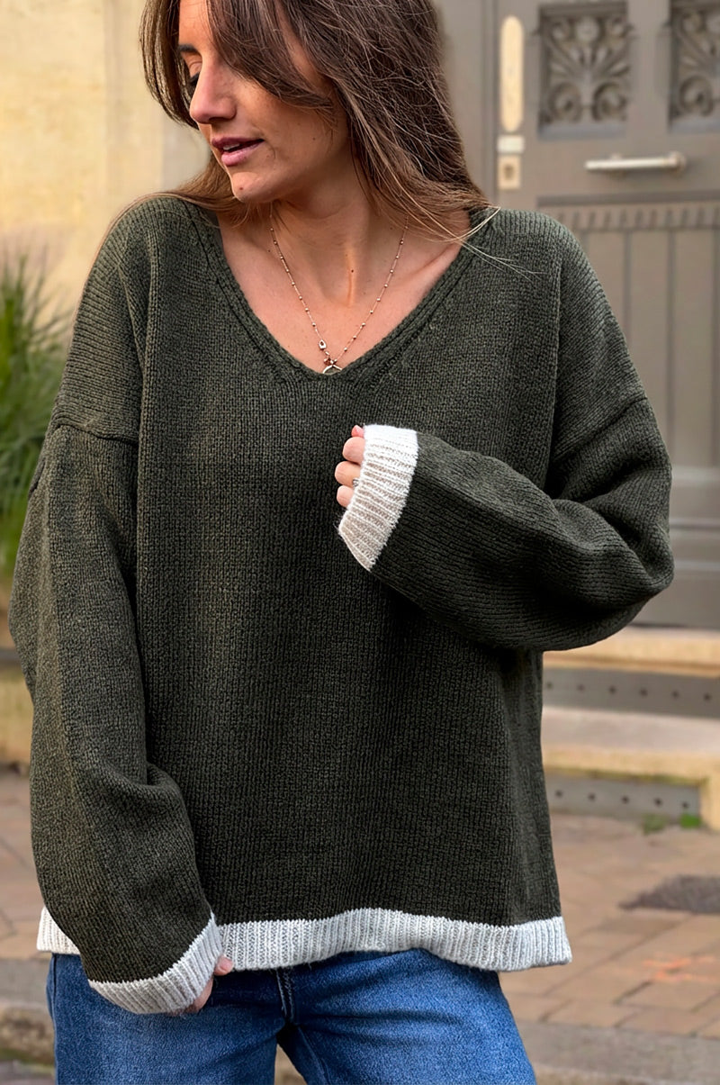 Pull kaki en maille détail liseré écru col v