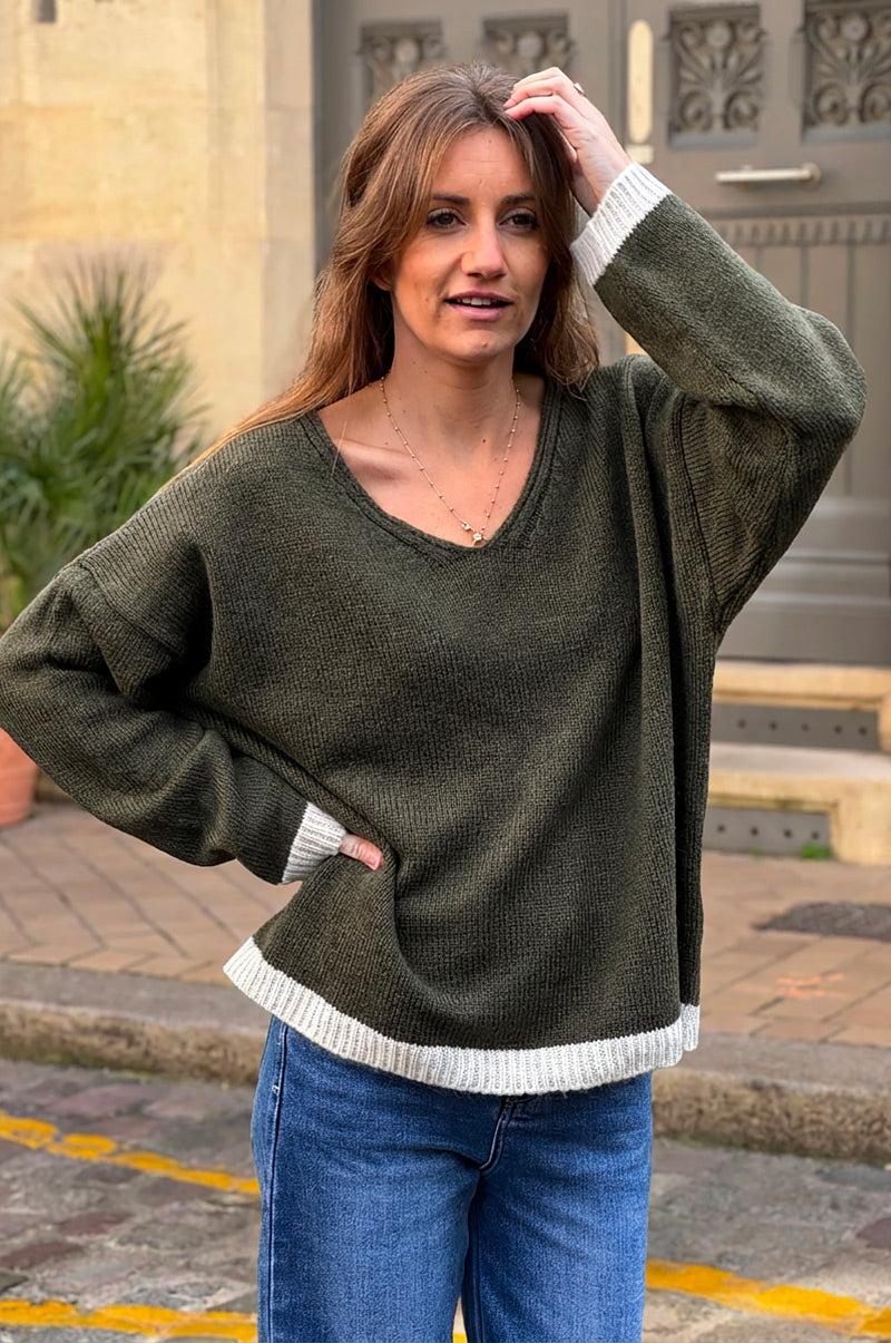 Pull kaki en maille détail liseré écru col v