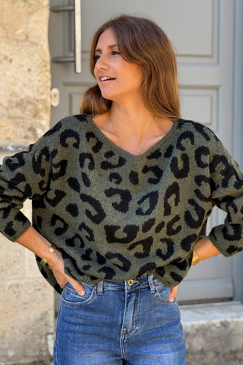 Pull kaki en maille motif léopard col bateau