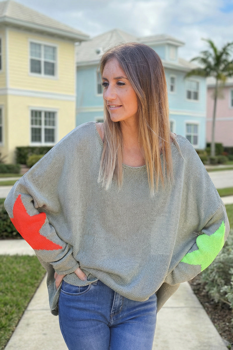 Pull kaki en maille coton étoiles colorées dos et manches