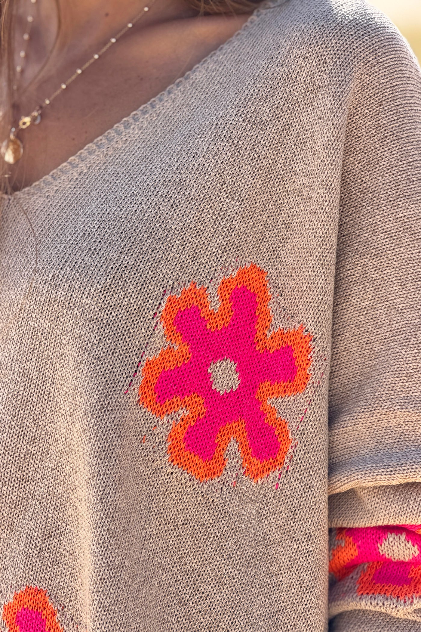 Pull large maille coton camel motifs fleurs orange dégradés