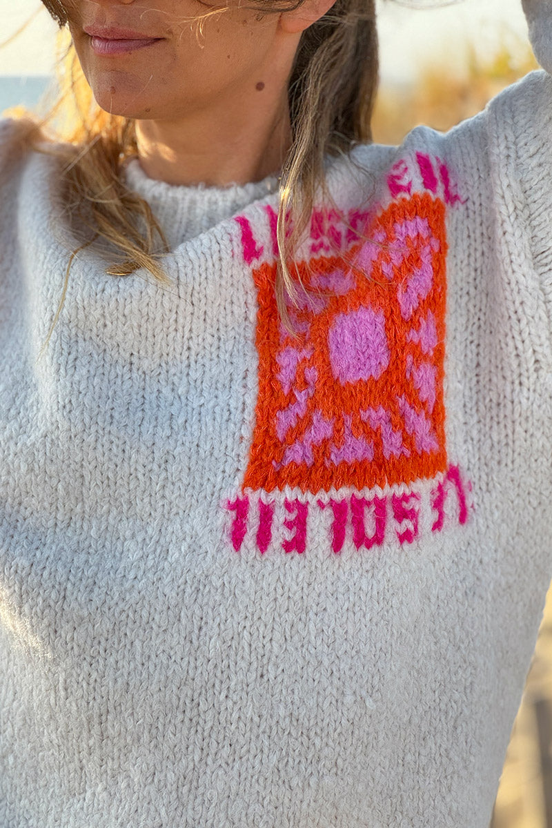 Pull loose beige en grosse maille broderie Le Soleil coloré