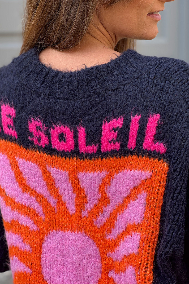 Pull loose bleu marine en grosse maille broderie Le Soleil coloré