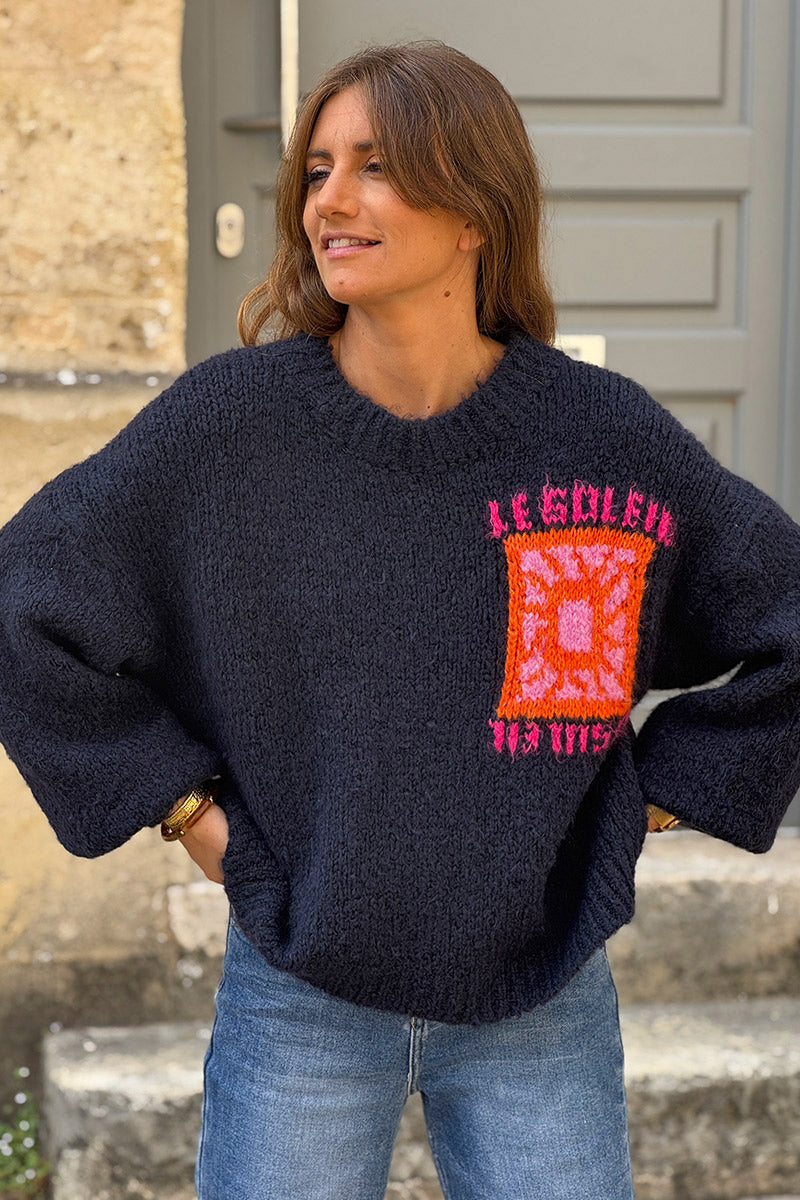 Pull loose bleu marine en grosse maille broderie Le Soleil coloré