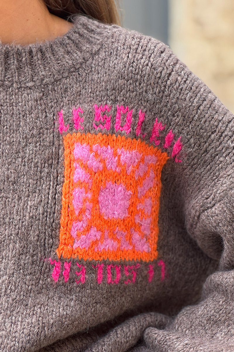 Pull loose marron en grosse maille broderie Le Soleil coloré