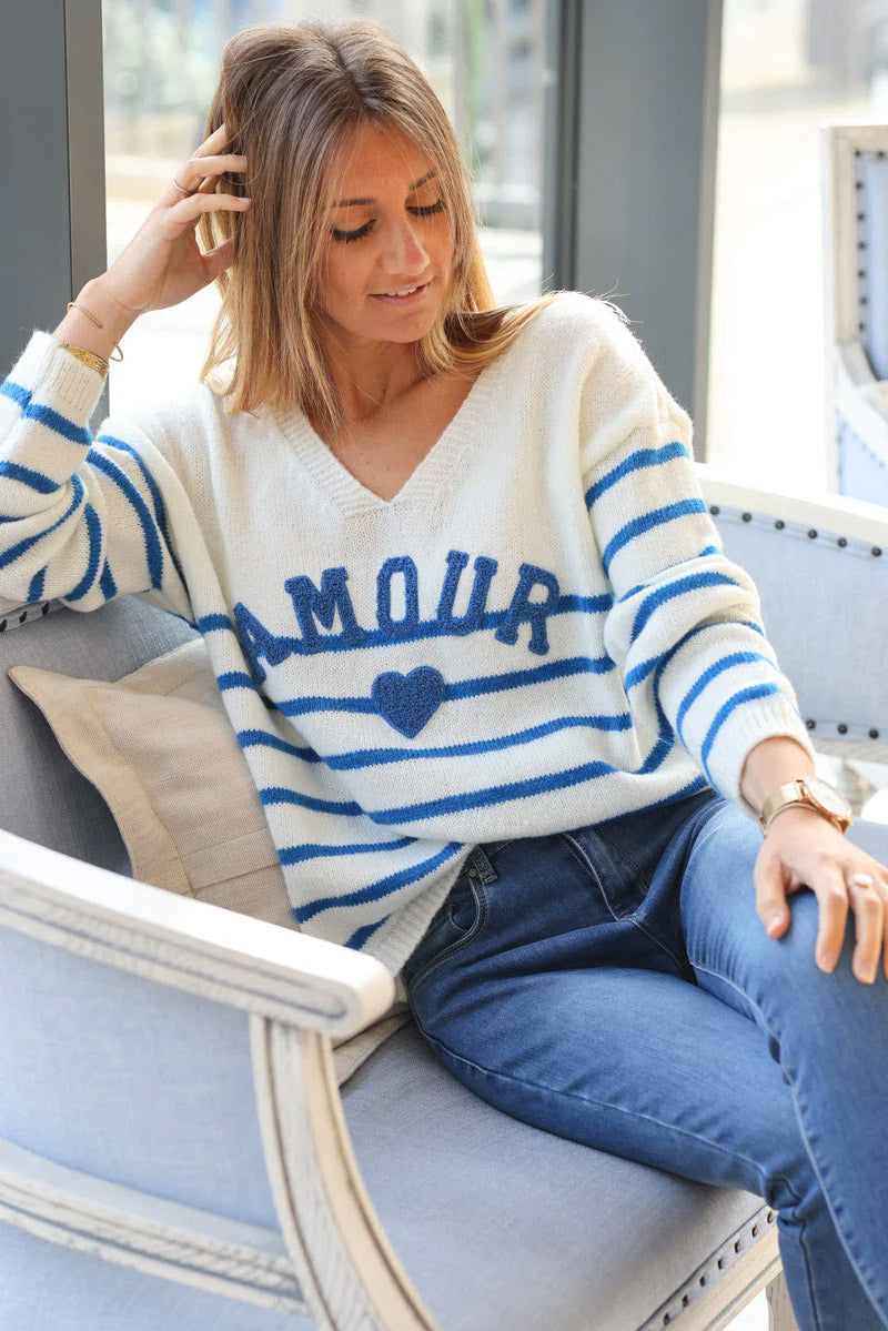 Pull en maille blanc cassé à rayures style marinière col v Amour bouclettes bleu roi