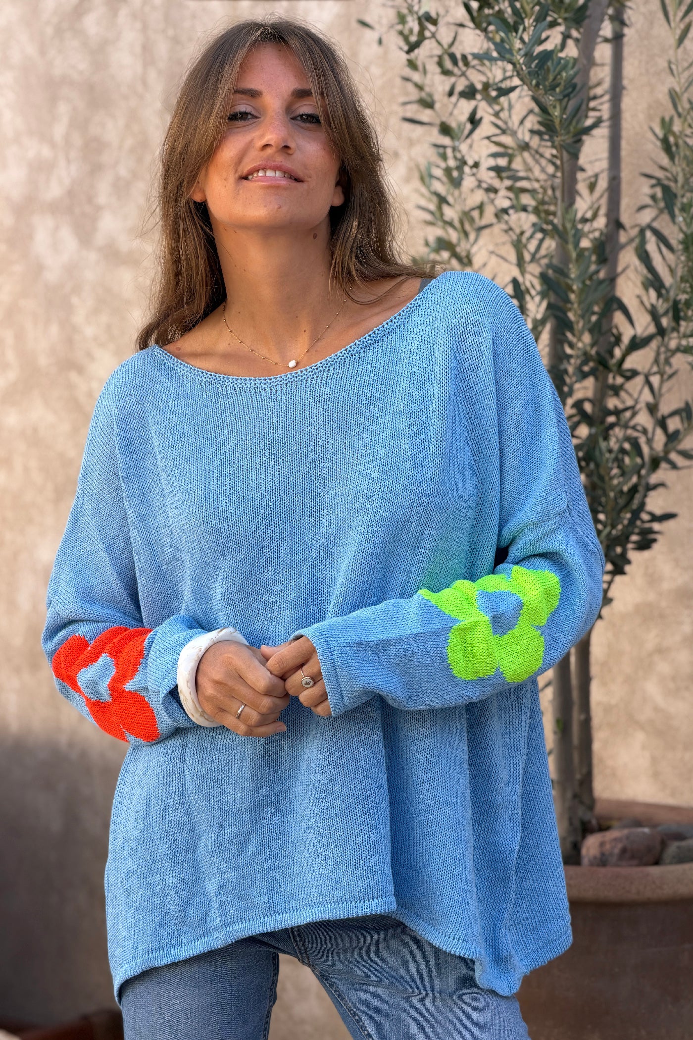 Pull maille bleu coton col bateau fleurs colorées