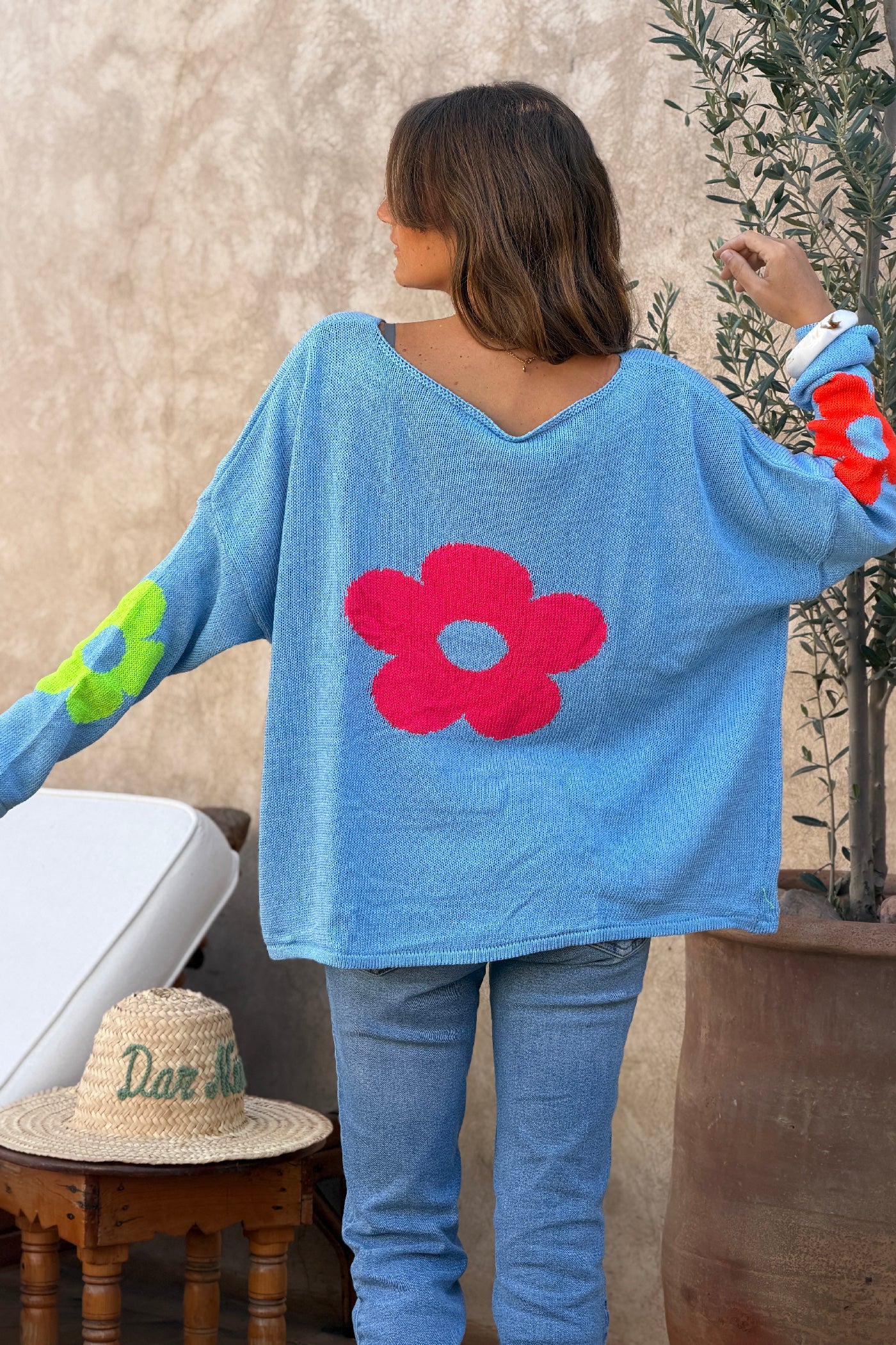 Pull maille bleu coton col bateau fleurs colorées