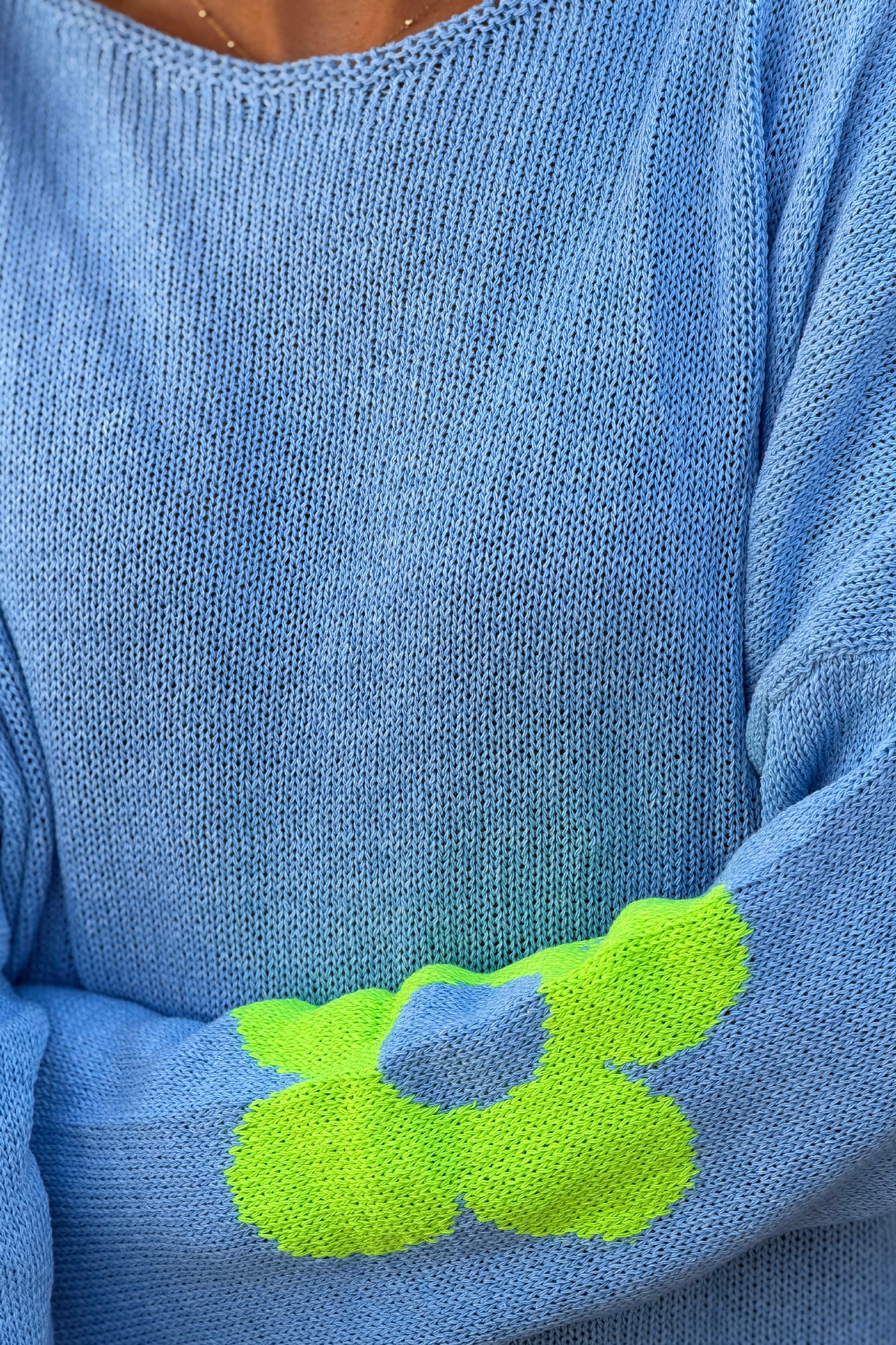 Pull maille bleu coton col bateau fleurs colorées