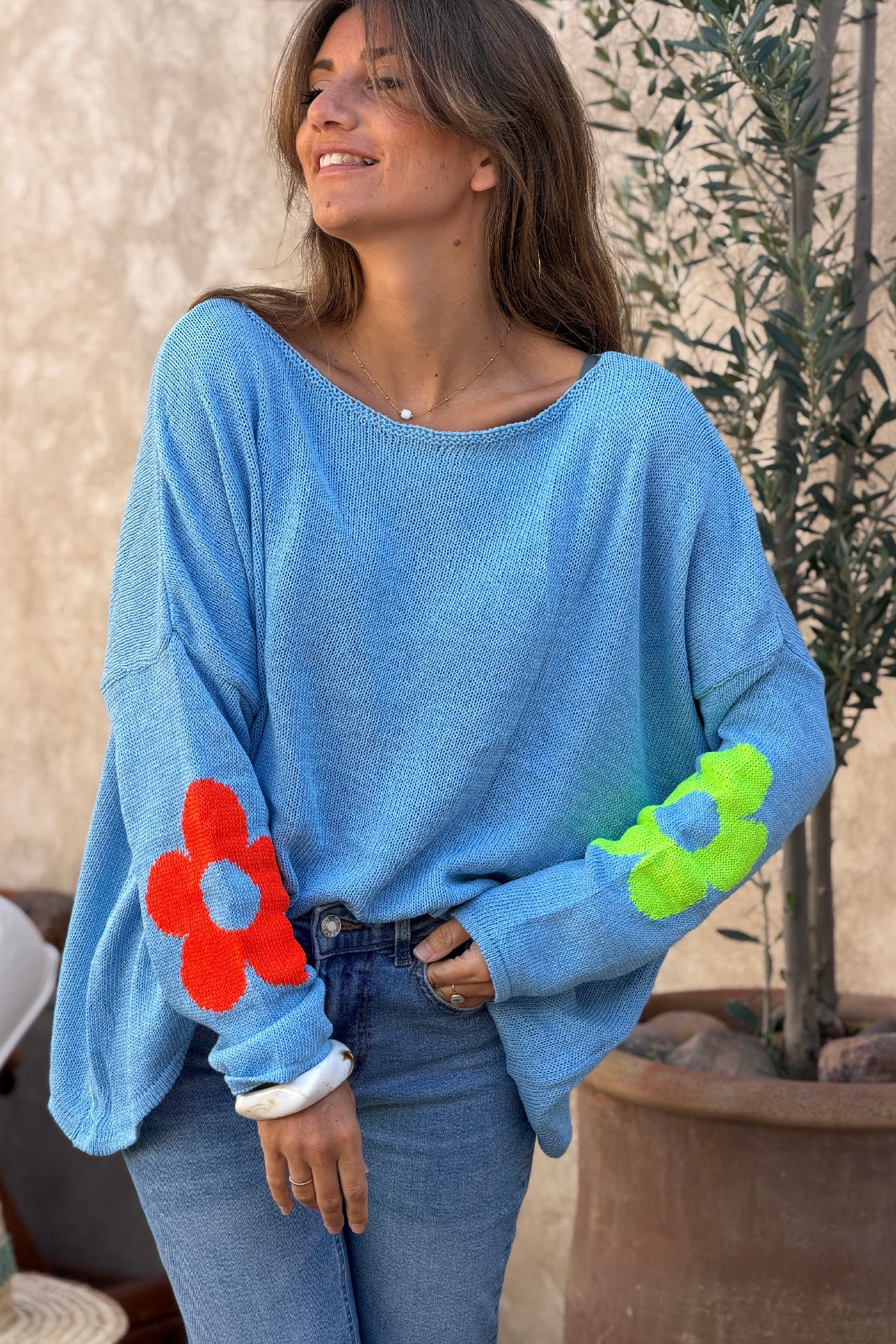 Pull maille bleu coton col bateau fleurs colorées