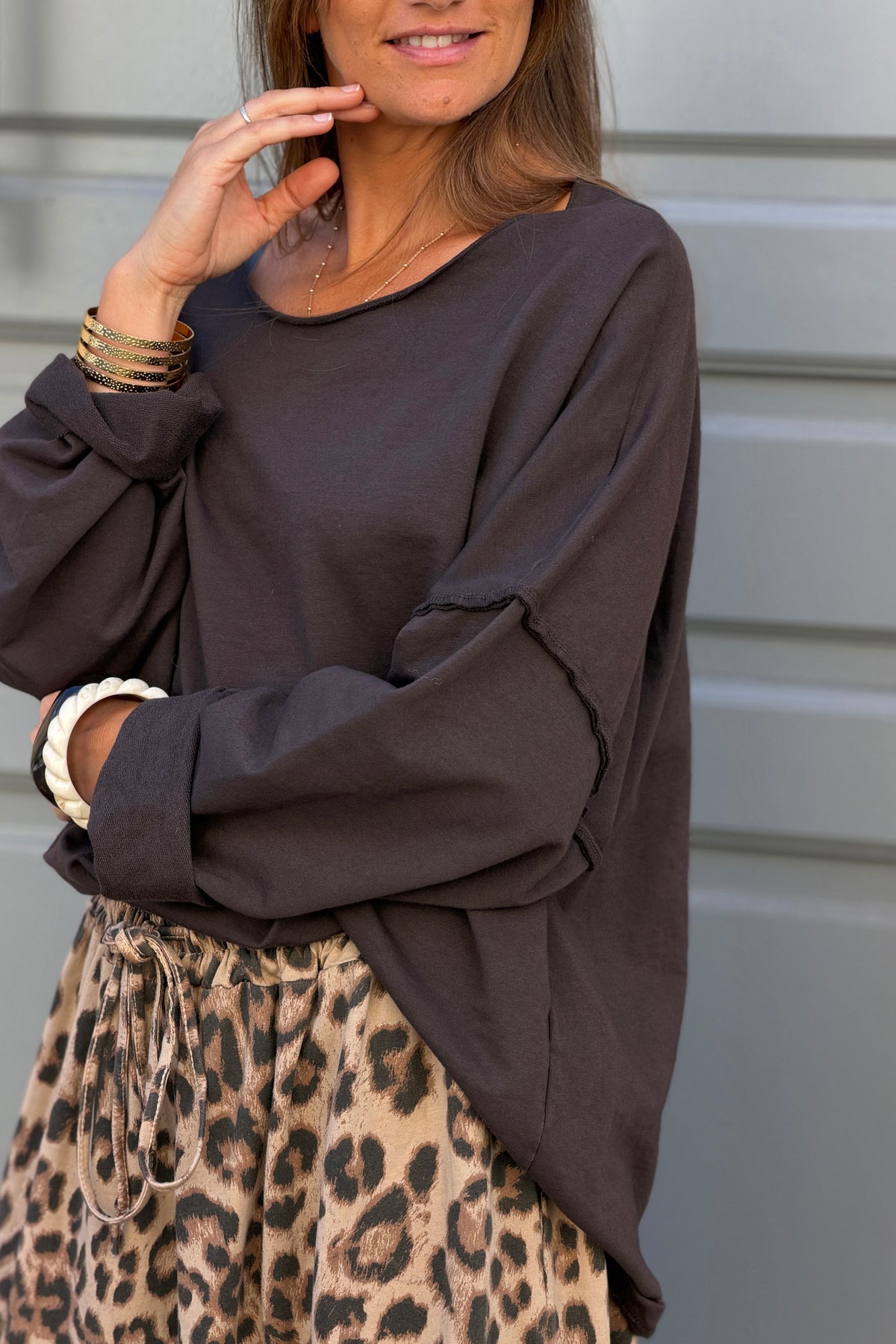 Pull marron large oversize col rond en coton stretch coutures apparentes
