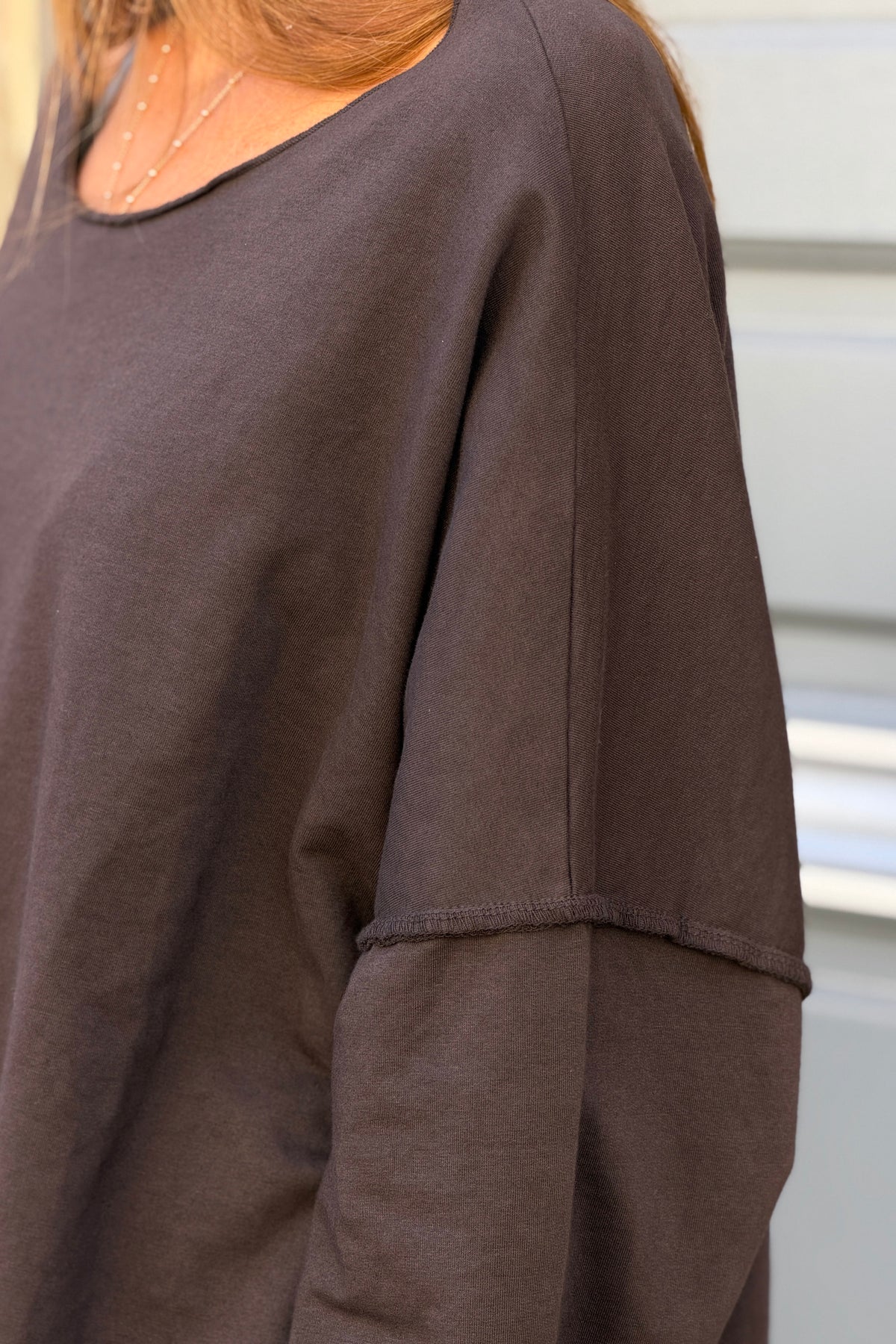 Pull marron large oversize col rond en coton stretch coutures apparentes
