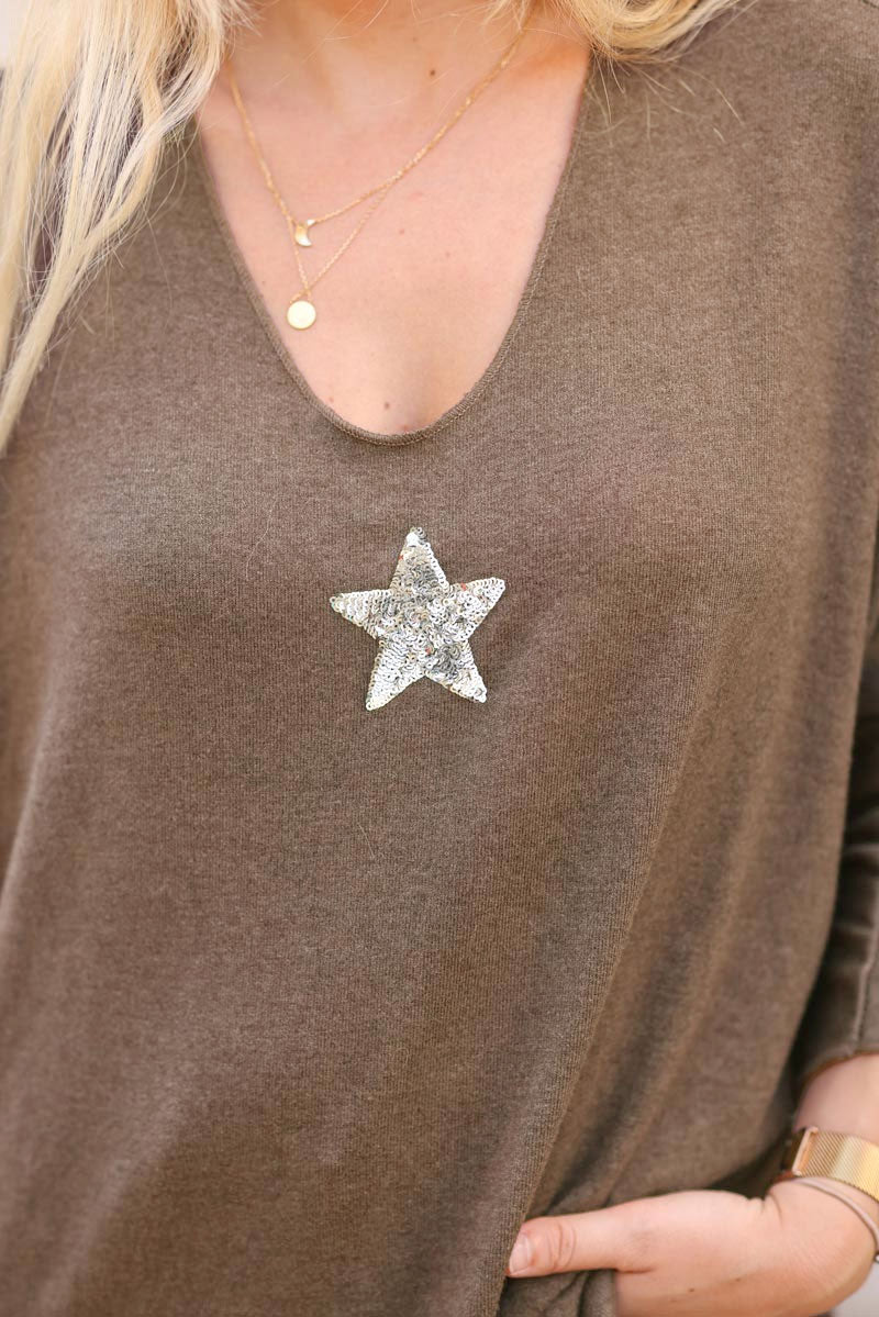 Jersey marrón con cuello de pico y pequeña estrella de lentejuelas