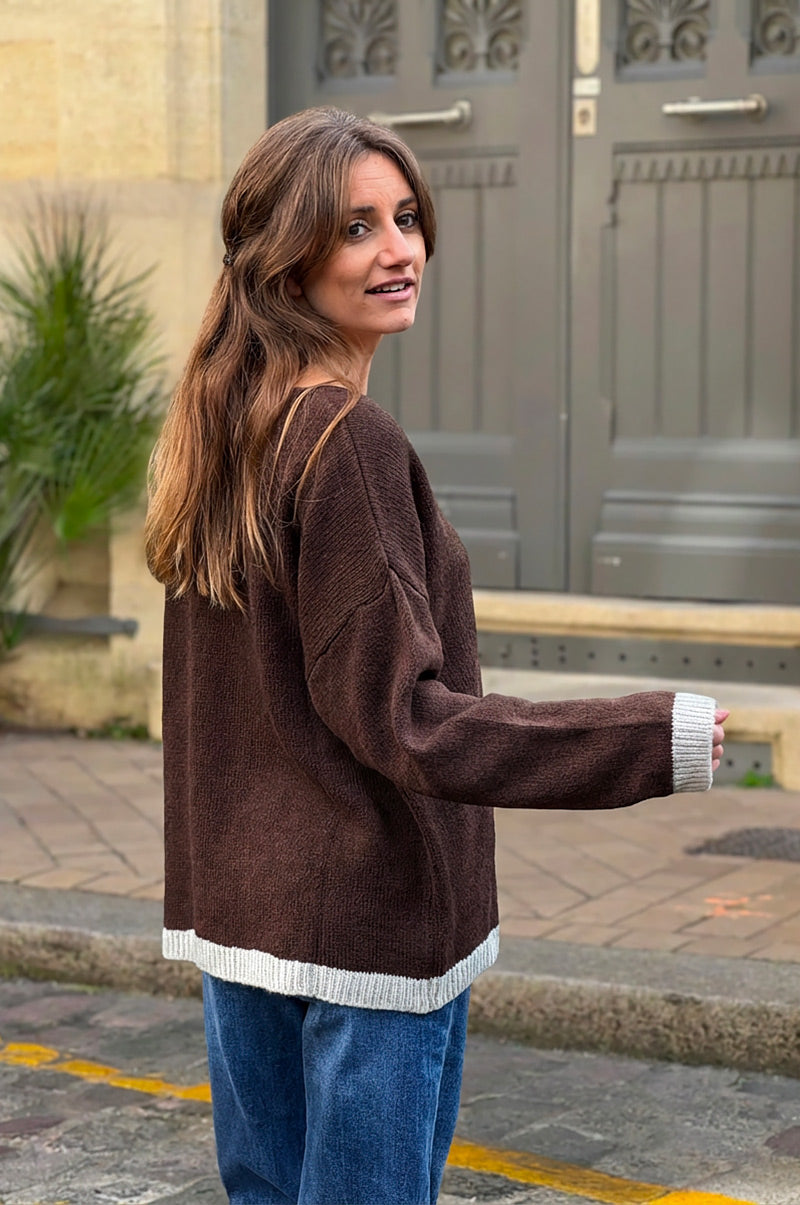Pull marron en maille détail liseré écru col v