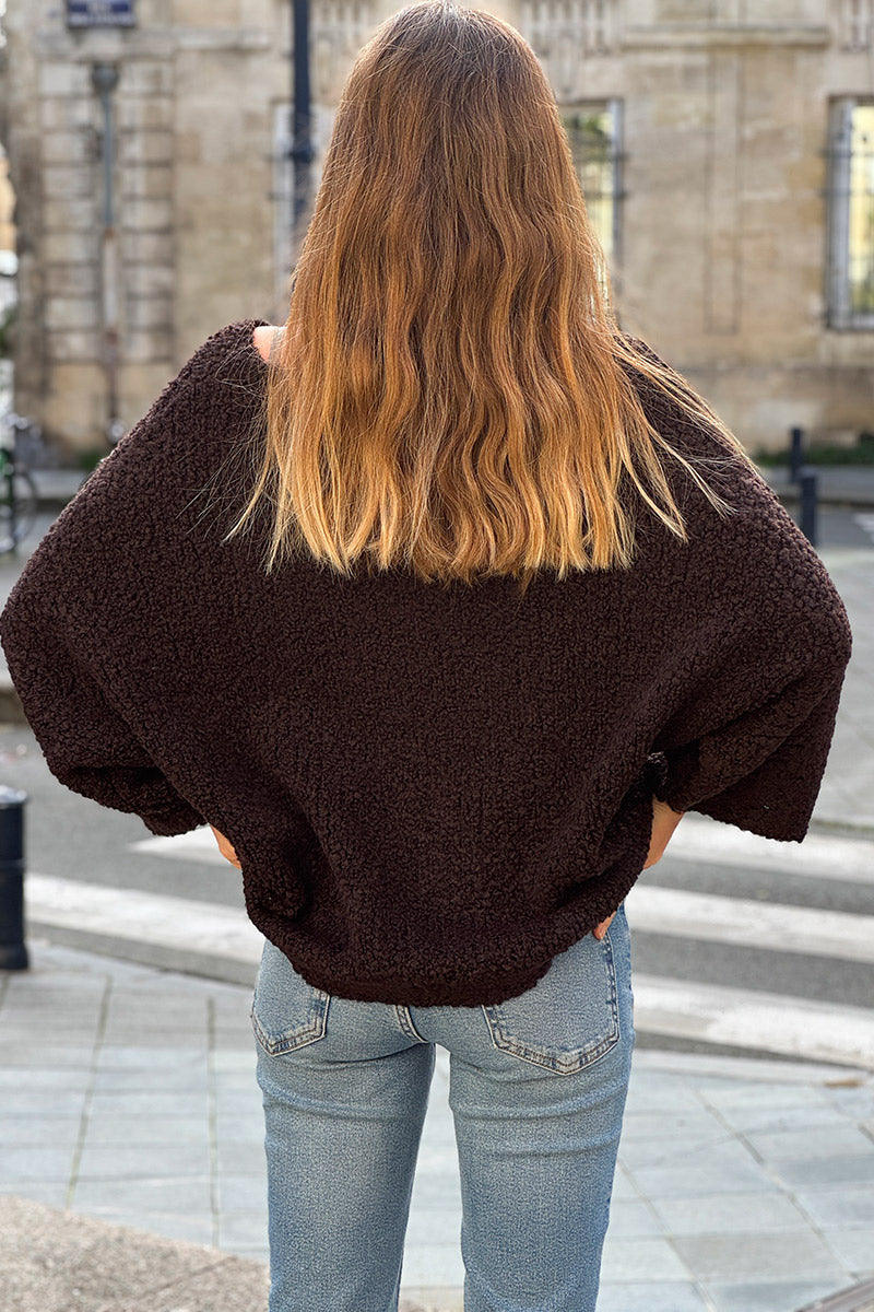 Suéter grueso de bouclé de alpaca marrón con mangas murciélago y cuello en V