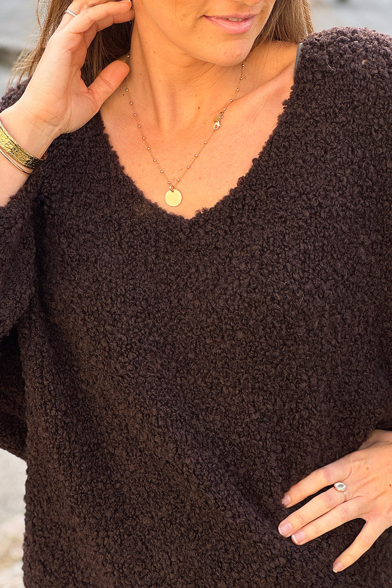 Suéter grueso de bouclé de alpaca marrón con mangas murciélago y cuello en V