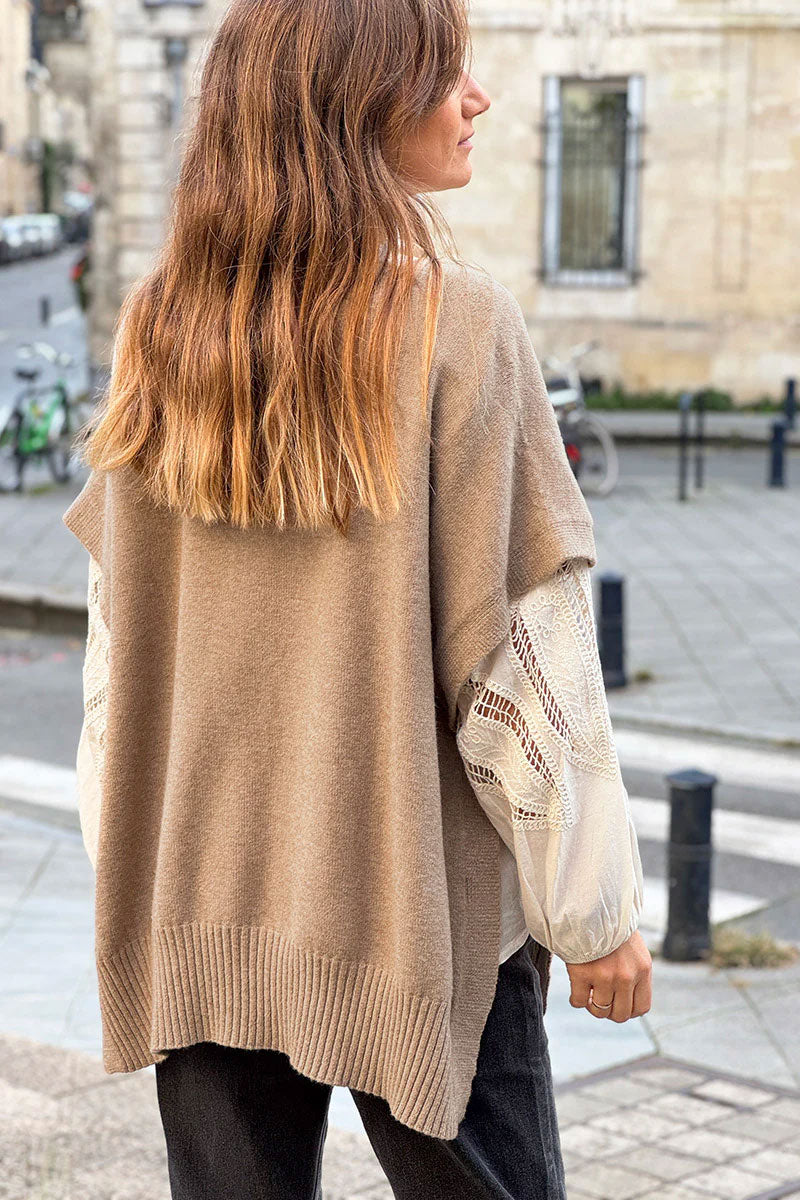 Pull moelleux beige foncé sans manches style poncho avec bouton sur le côté