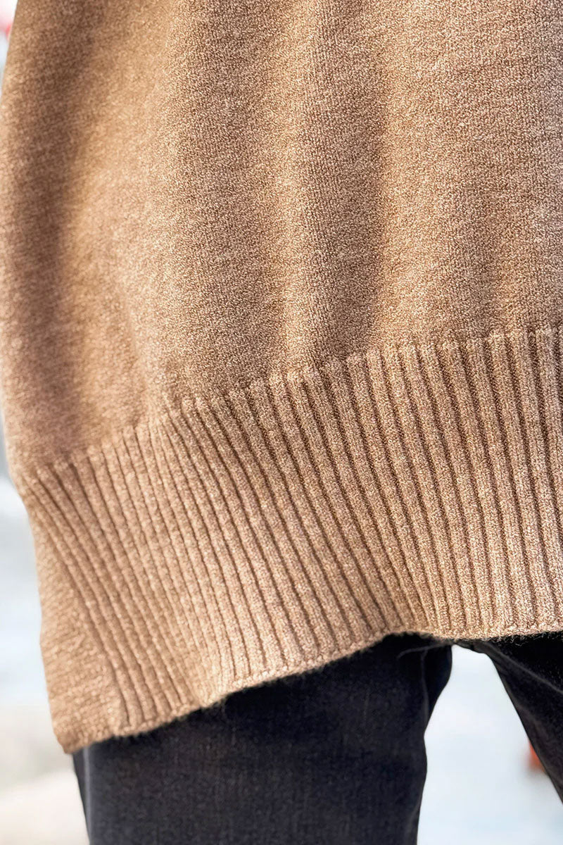 Pull moelleux beige foncé sans manches style poncho avec bouton sur le côté