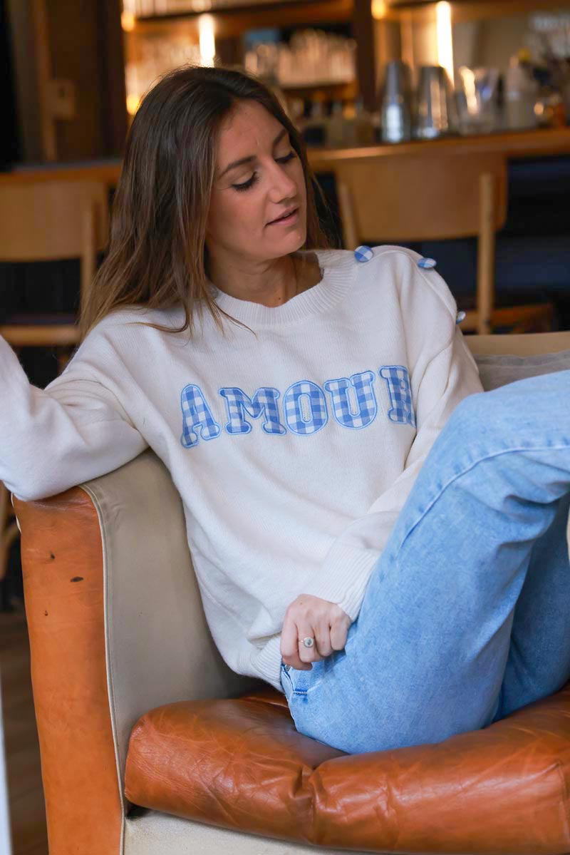 Pull moelleux blanc cassé broderie Amour carreaux vichy bleu