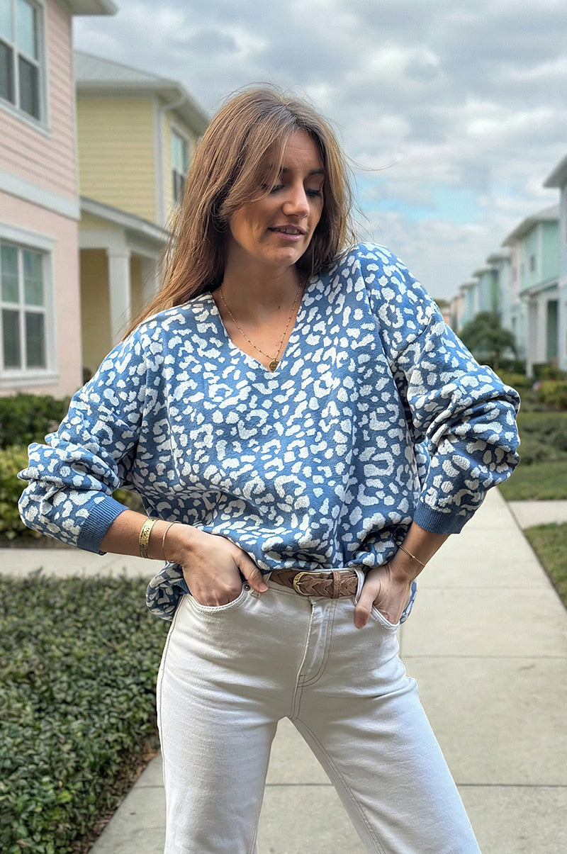 Pull moelleux bleu jean petite maille motifs léopard col v