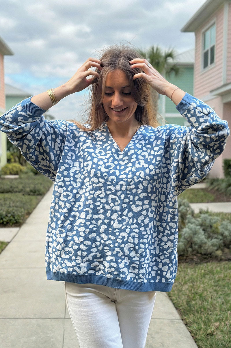 Pull moelleux bleu jean petite maille motifs léopard col v