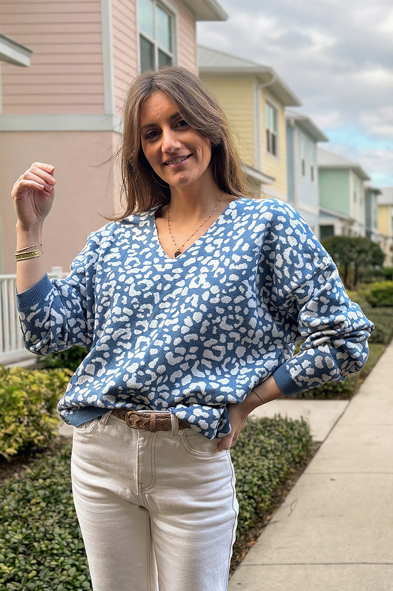 Pull moelleux bleu jean petite maille motifs léopard col v