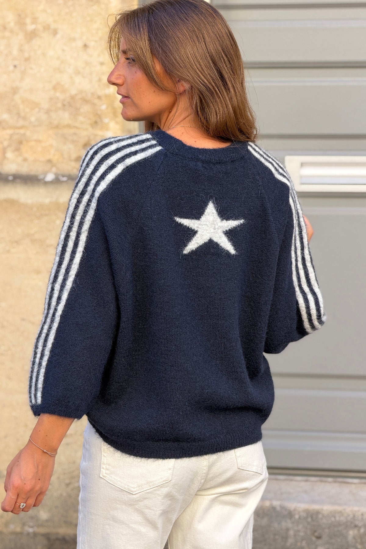 Pull moelleux bleu marine en alpaga détails rayures et étoile écru manches 3/4