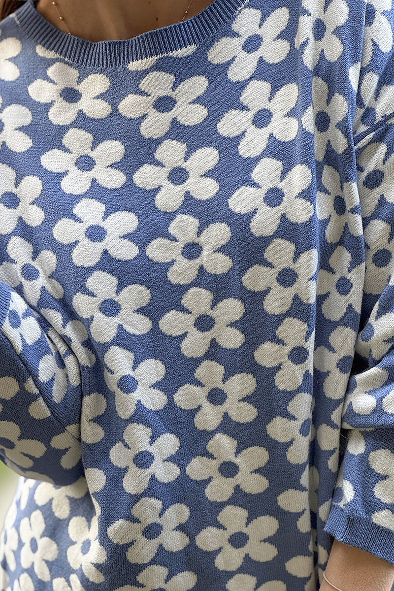 Pull moelleux bleu petite maille motifs fleurs col rond
