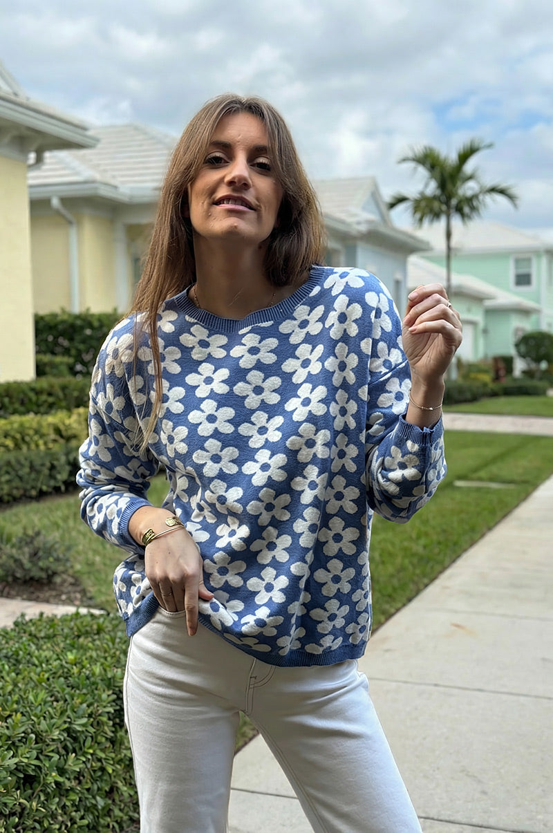 Pull moelleux bleu petite maille motifs fleurs col rond