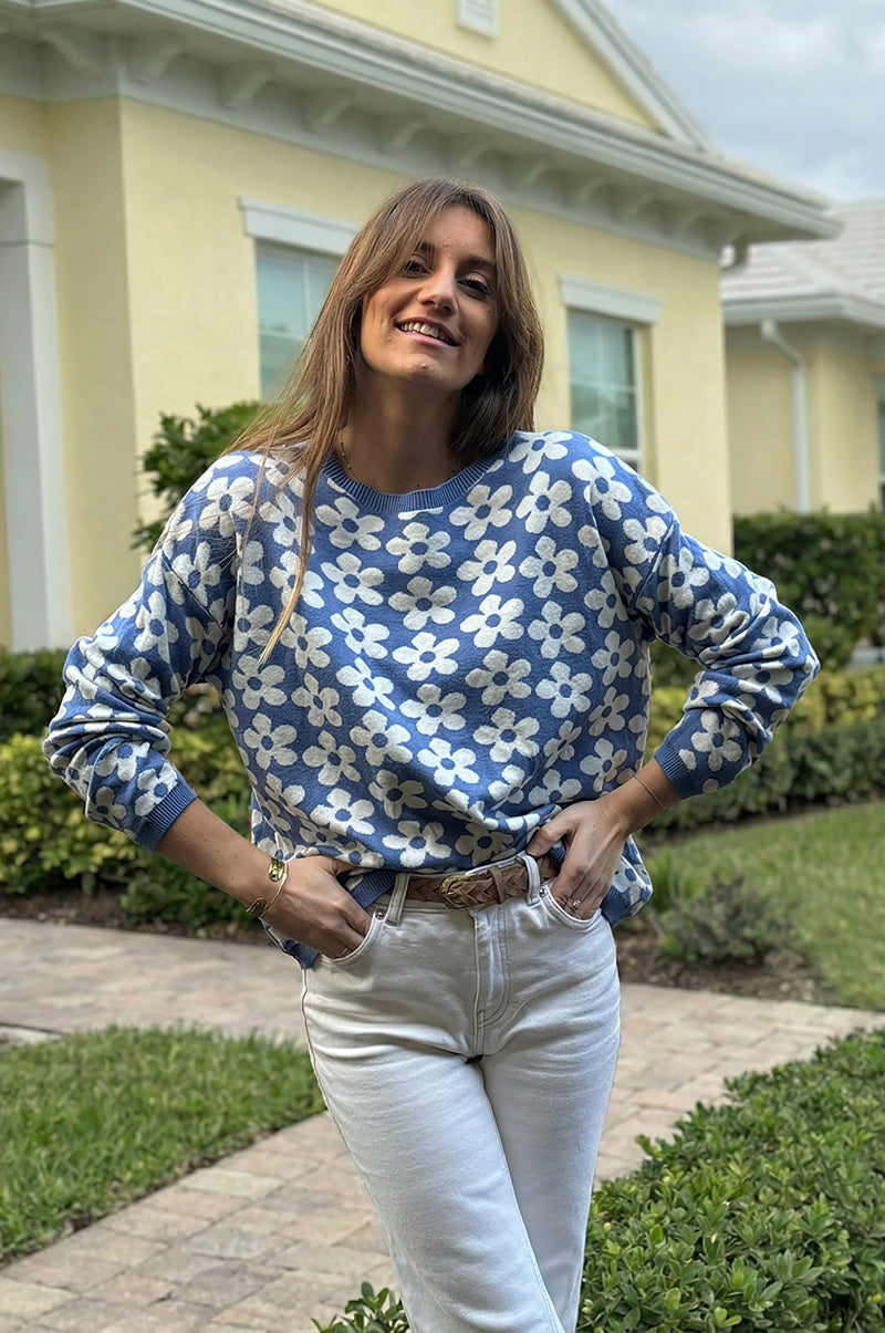 Pull moelleux bleu petite maille motifs fleurs col rond